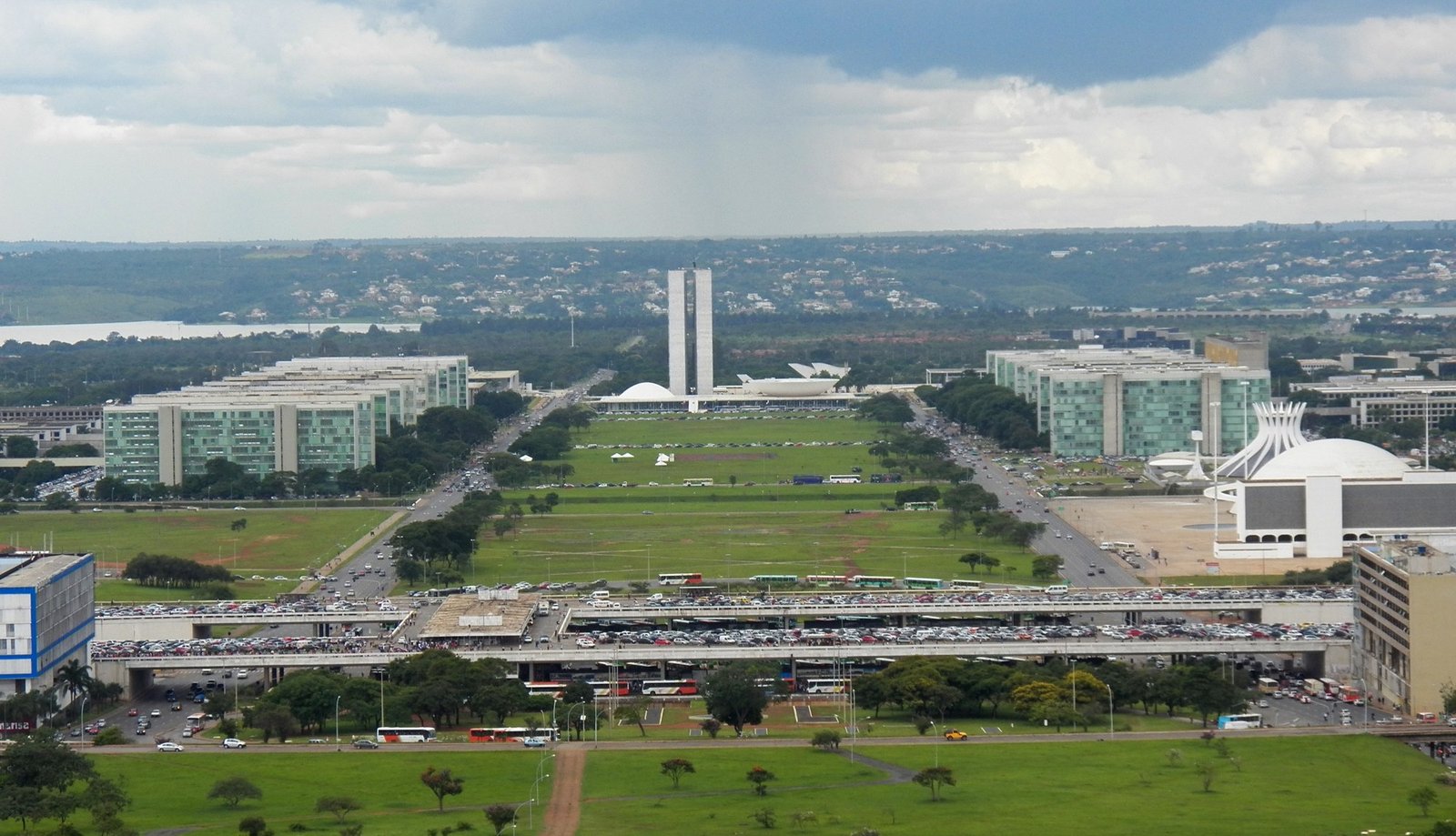 Vista aérea do Eixo Monumental de Brasília com a Esplanada dos Ministérios, a Rodoviária e o Congresso Nacional ao fundo (foto de arquivo)
