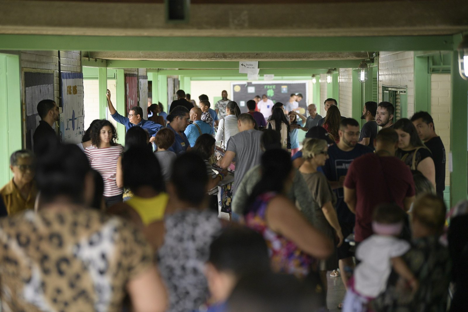 Eleitores circulam em corredor de escola no Gama, em foto de arquivo do primeiro turno de 2018