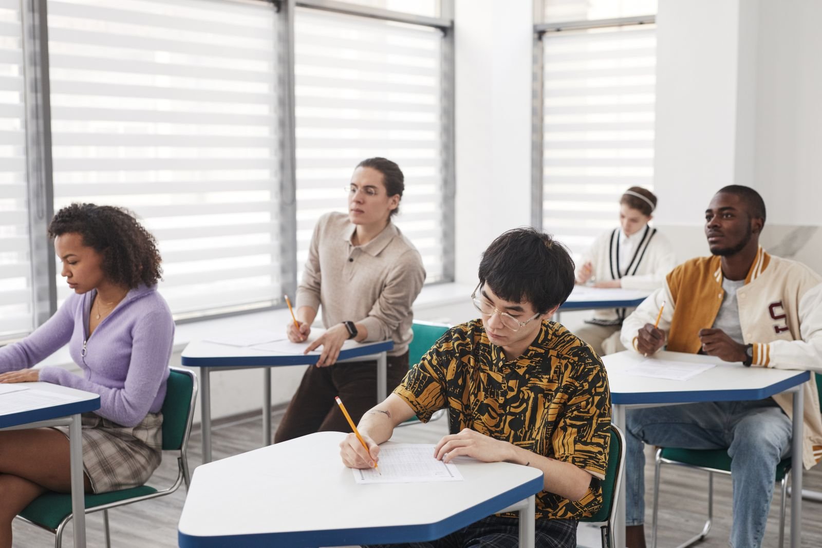 Estudantes respondem a prova em sala de aula com folha de respostas e lápis
