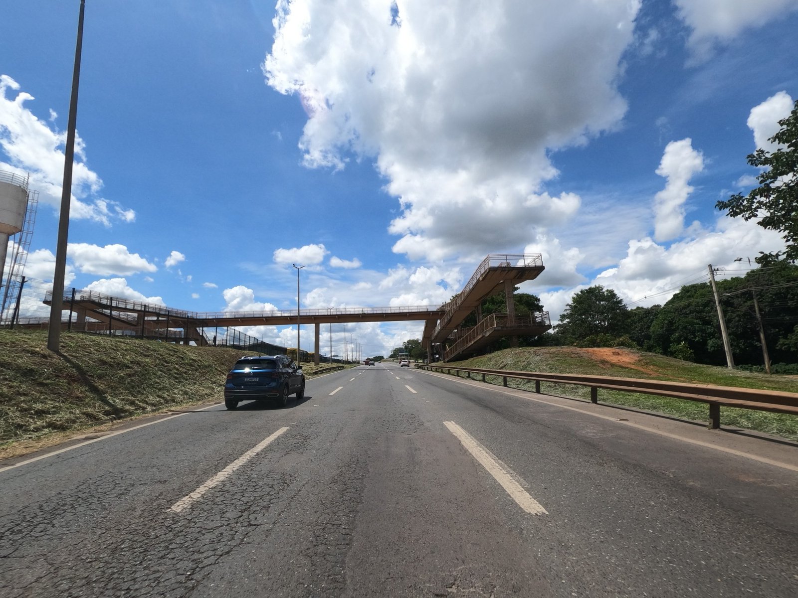 Trecho da Epia, a DF-003, com passarela de pedestres sobre a pista