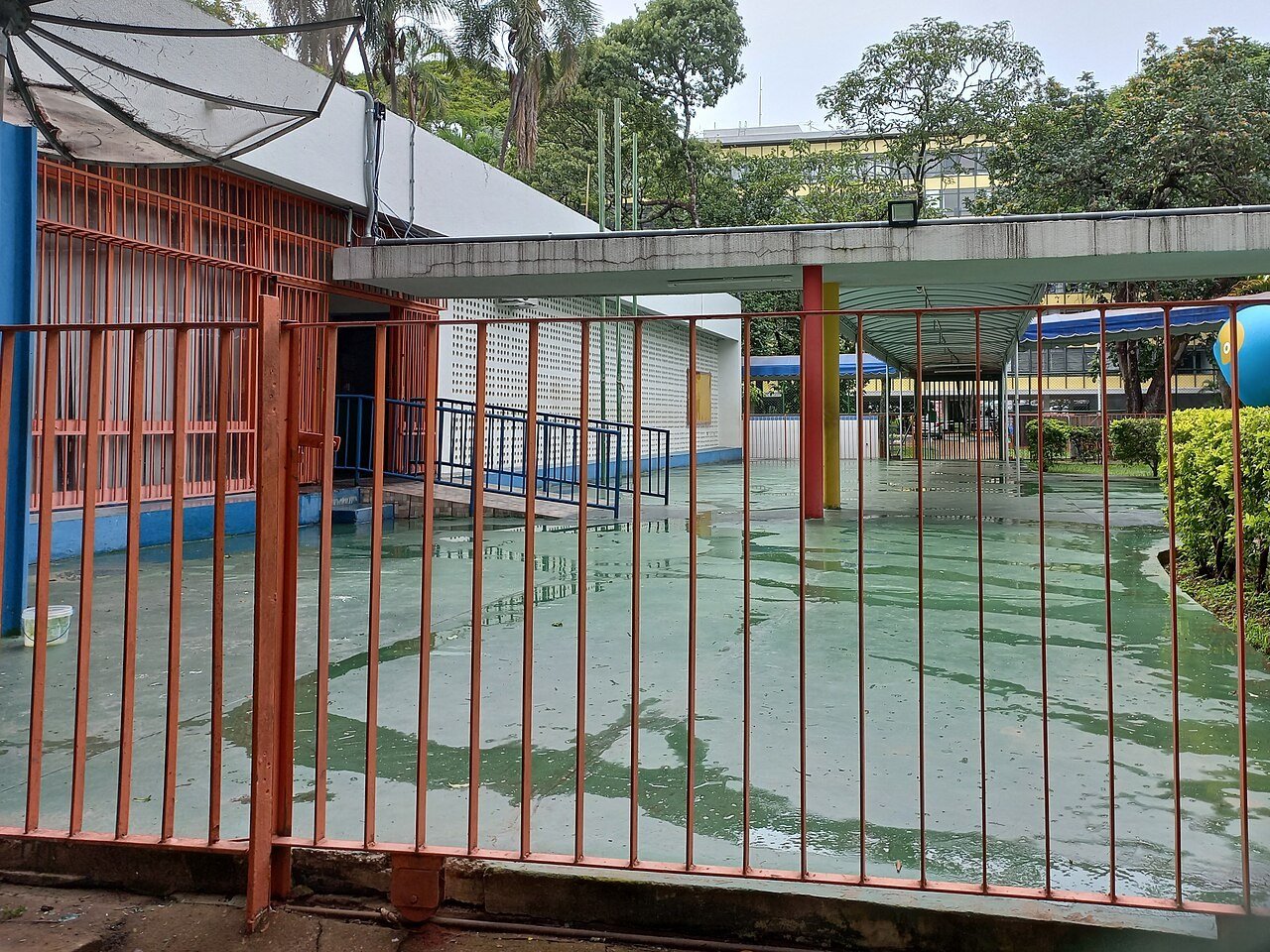 Portão fechado de uma escola classe do Plano Piloto, em Brasília; foto de arquivo de outra unidade, a Escola Classe 308 Sul