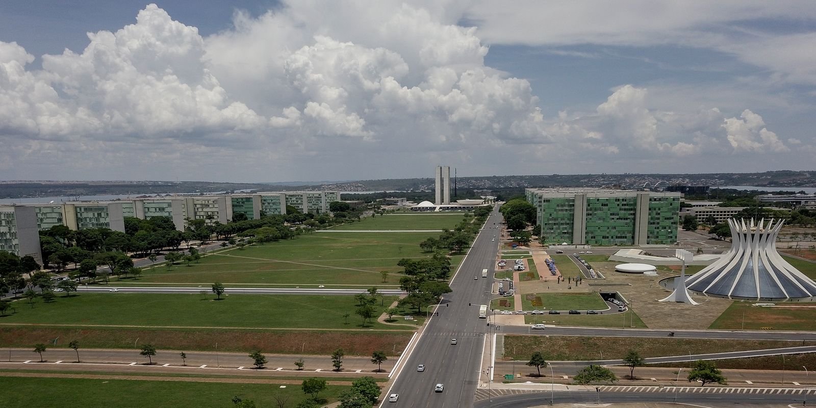 Vista aérea da Esplanada dos Ministérios, em Brasília, com o Congresso Nacional ao fundo e a Catedral à direita