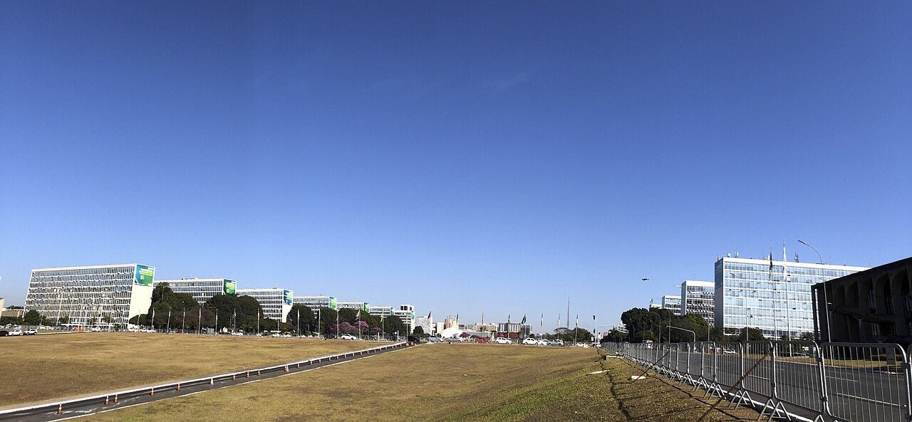 Esplanada dos Ministérios com grades de contenção ao lado da pista, vista do gramado, em foto de arquivo