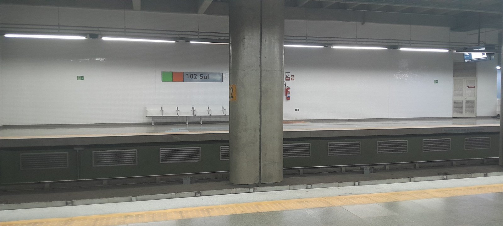 Plataforma da estação 102 Sul do Metrô-DF, onde fica a farmácia de alto custo da Asa Sul