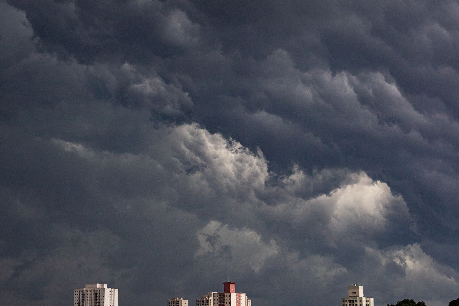 Nuvens carregadas de tempestade sobre prédios residenciais; foto de arquivo, não é de Brasília