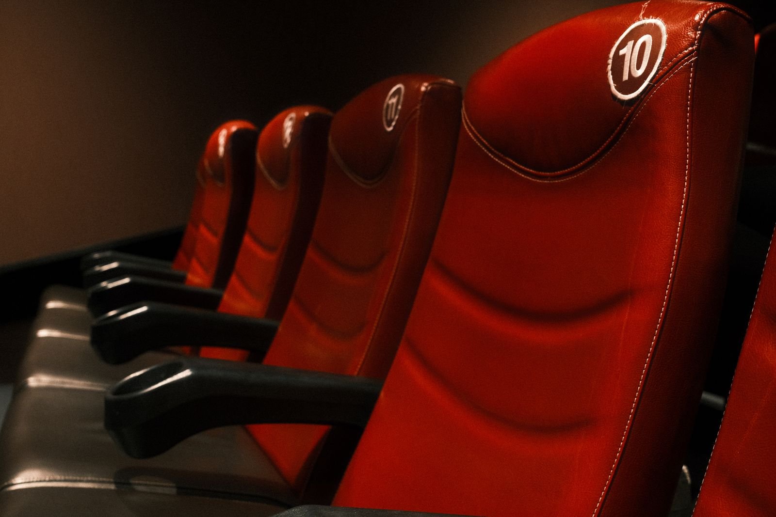 Fileira de poltronas vermelhas de uma sala de cinema (foto ilustrativa)