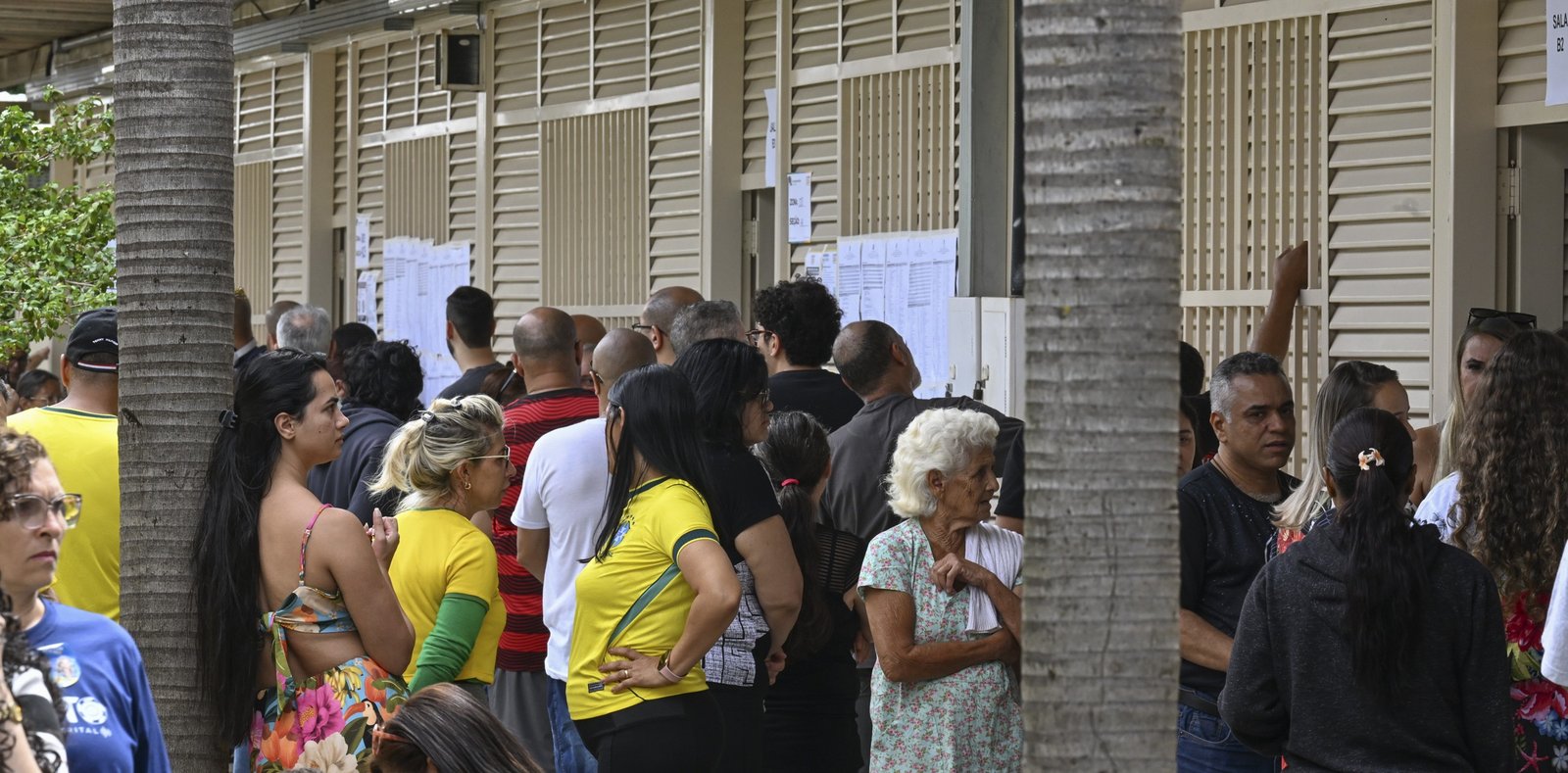 Eleitores em fila diante de uma seção eleitoral no 1º turno de 4 de outubro de 2026, foto de arquivo