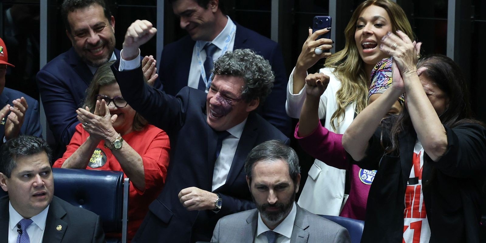 Parlamentares e convidados comemoram no plenário do Senado a aprovação do fim da escala 6x1