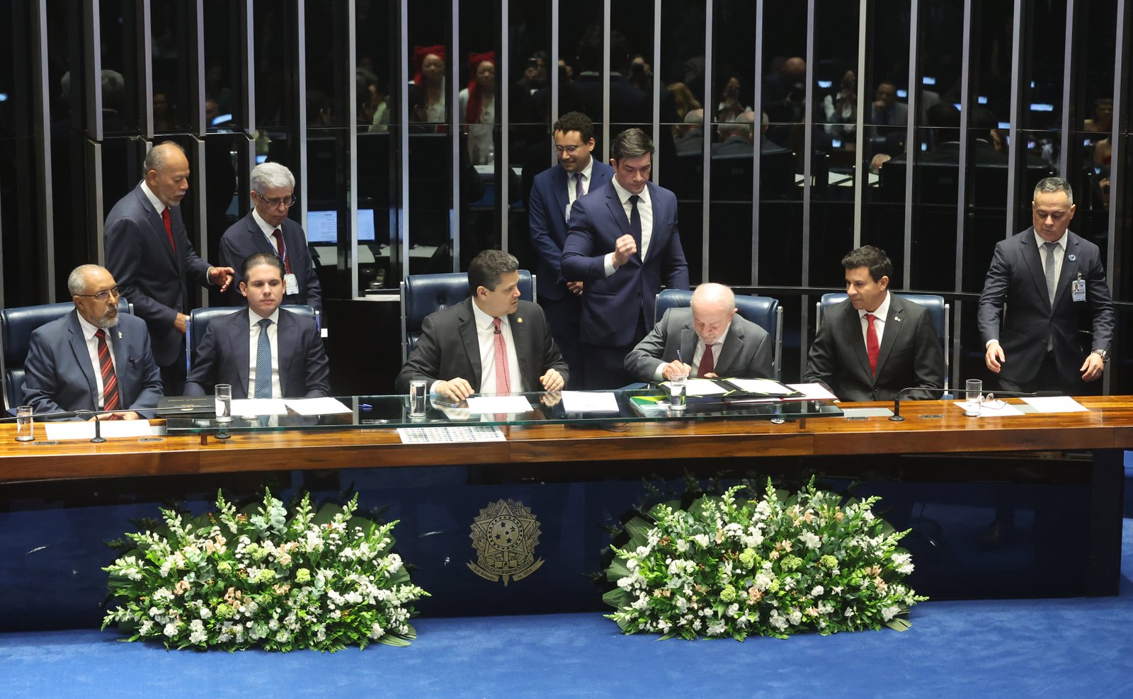 Presidente Lula assina a promulgação da emenda no plenário do Senado, cercado por autoridades