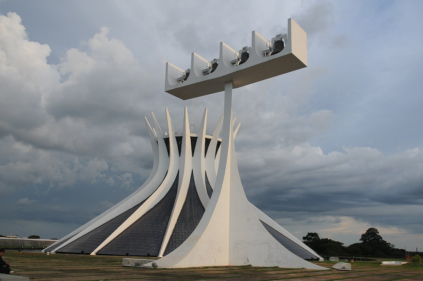 Catedral Metropolitana de Brasília, com suas colunas curvas e o campanário, sob céu nublado