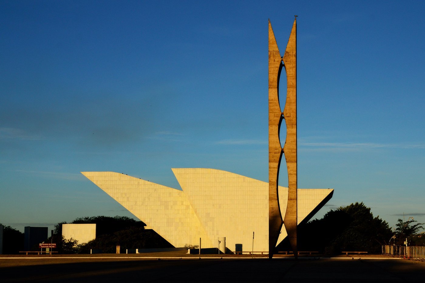 Panteão da Pátria e a escultura da pira na Praça dos Três Poderes ao entardecer