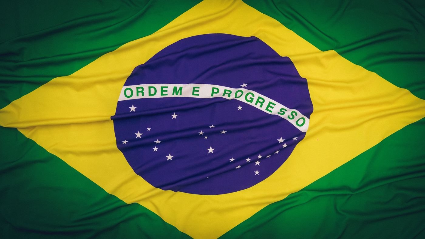 Bandeira do Brasil em close, com a faixa Ordem e Progresso
