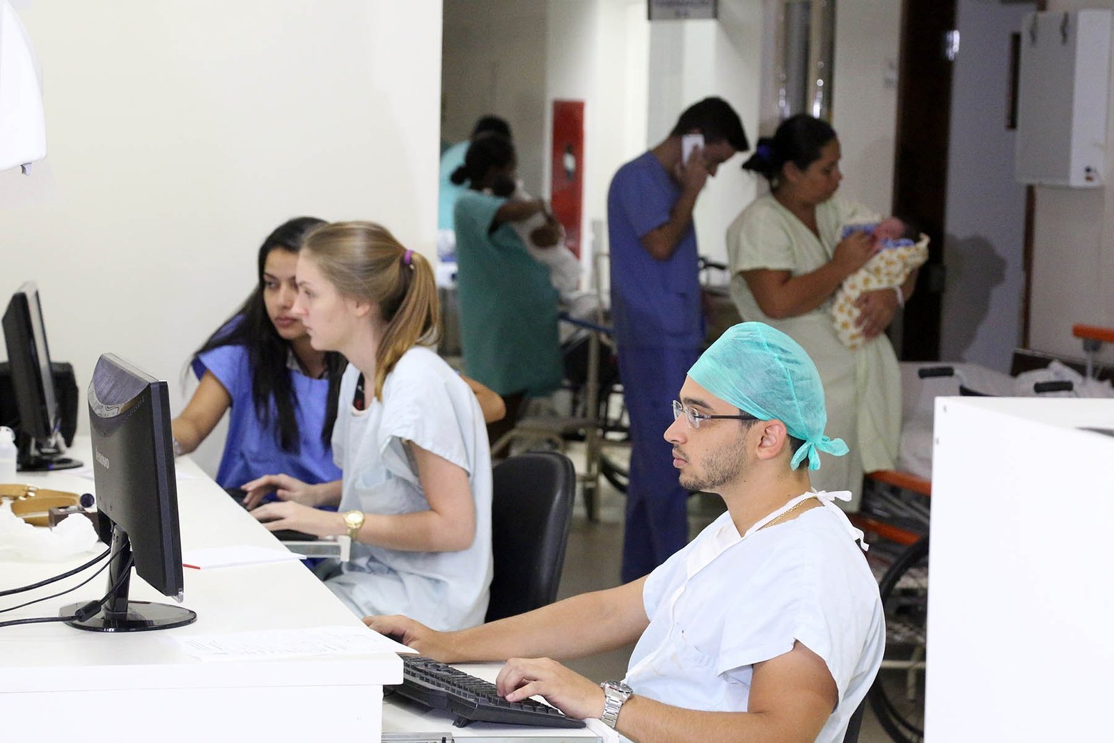 Equipe de atendimento no balcão do Hospital Regional de Ceilândia (foto de arquivo)