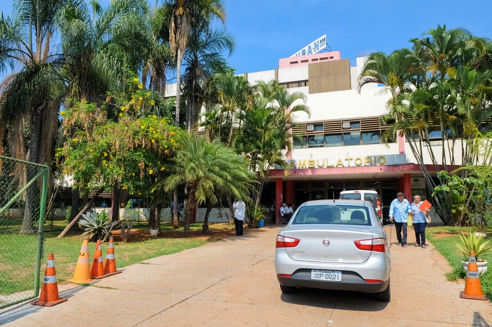 Entrada do ambulatório do Hospital Regional da Asa Norte (HRAN), em Brasília, com pacientes saindo