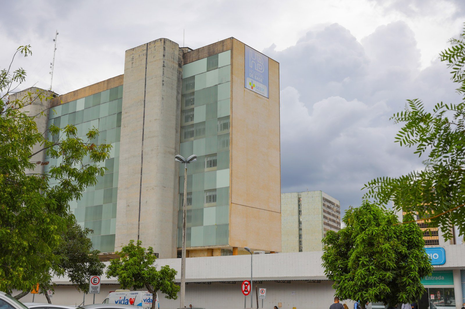 Fachada do Hospital de Base do Distrito Federal, prédio de concreto e vidro verde com a faixa do Iges-DF, em foto de arquivo