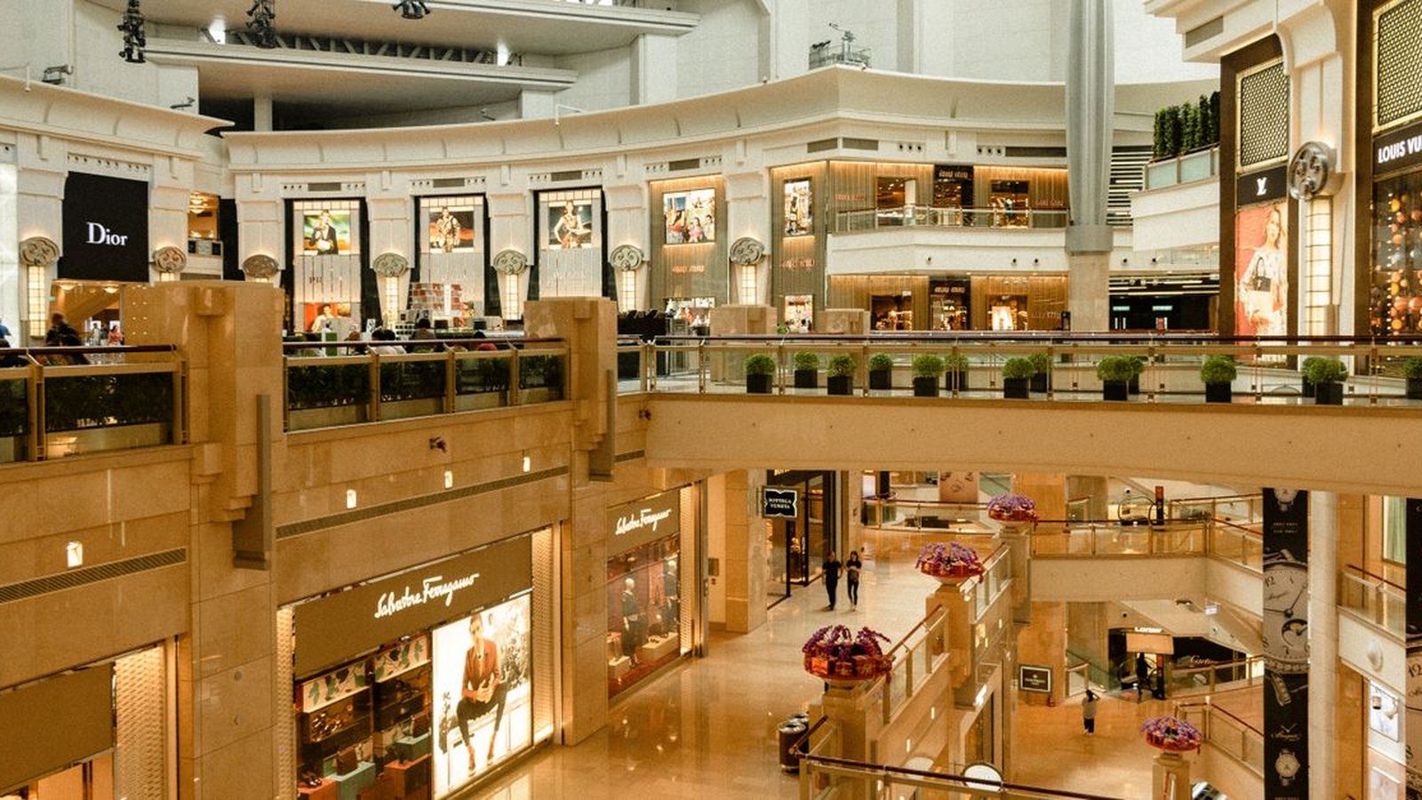 Interior de shopping de grande porte, com corredores amplos e lojas de marcas