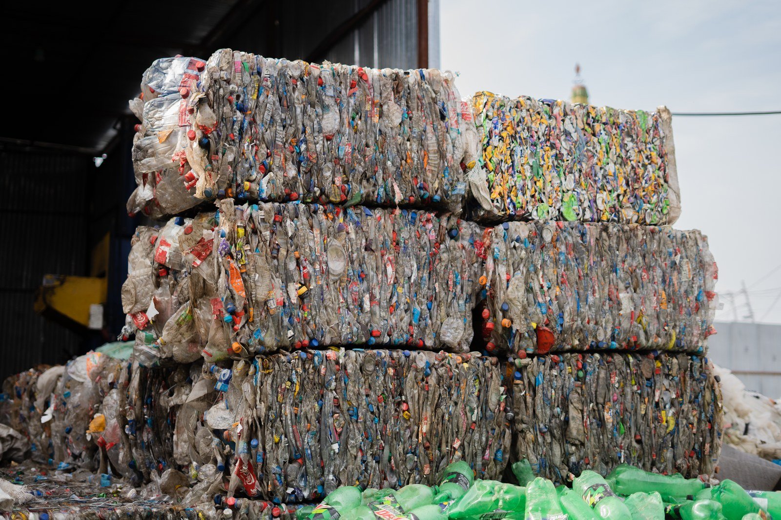 Fardos de material reciclável prensado empilhados em galpão, em foto de arquivo