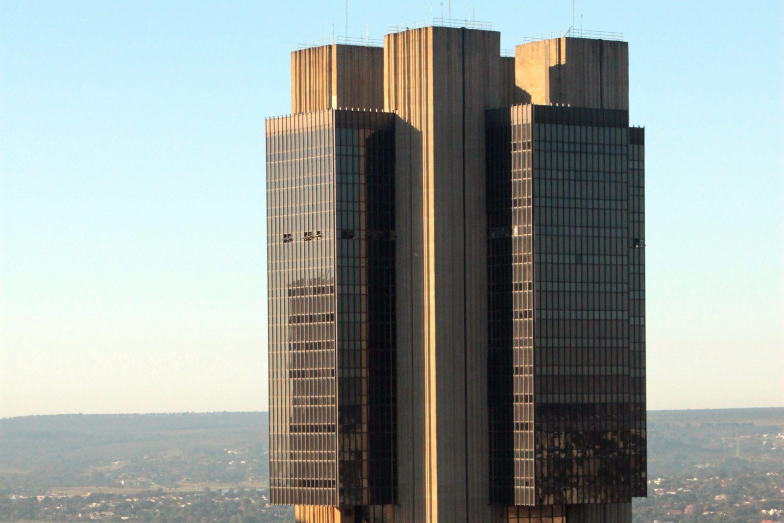 Edifício-sede do Banco Central do Brasil em Brasília sob céu azul