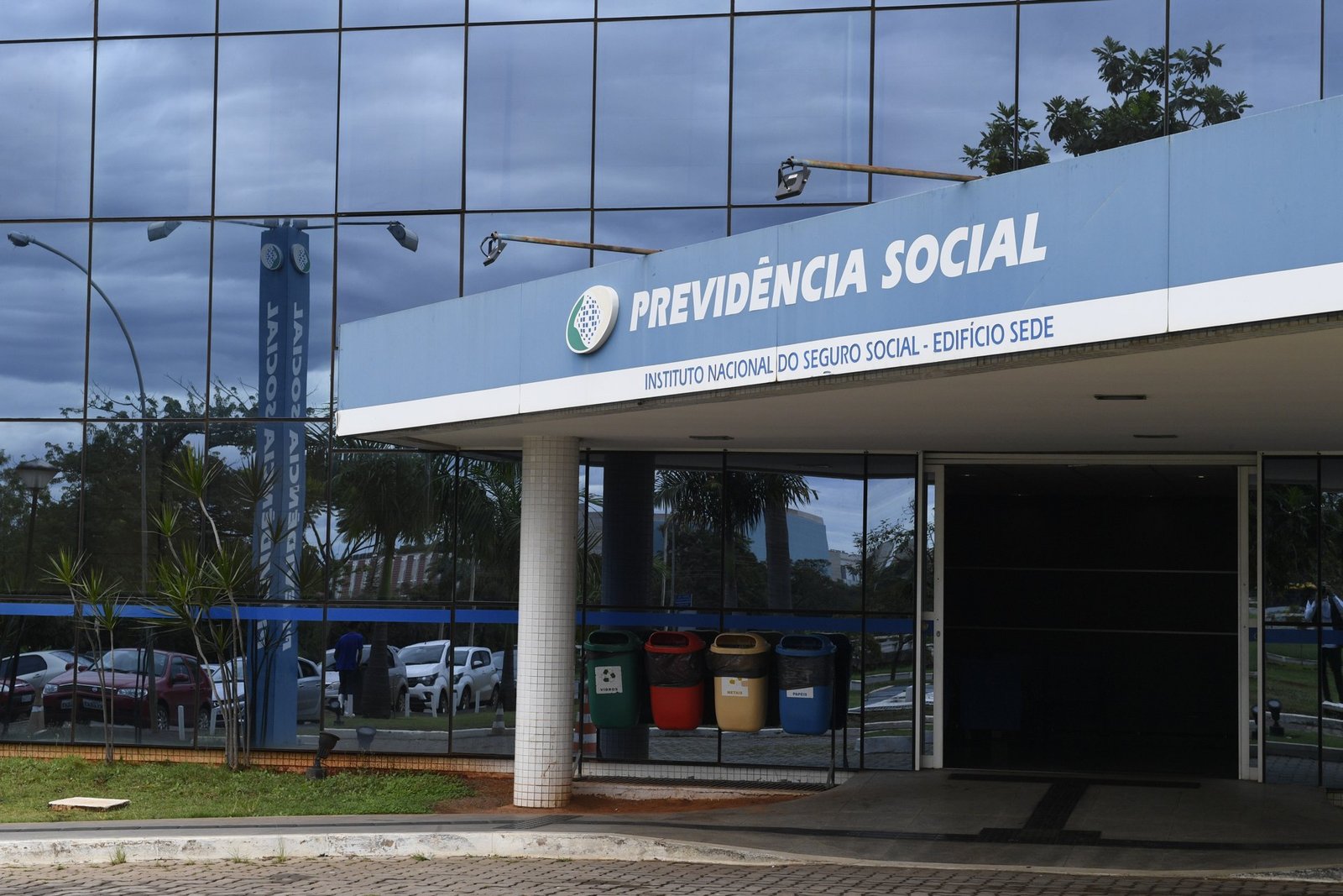 Fachada do Edifício Sede do Instituto Nacional do Seguro Social (INSS), em Brasília, com a placa Previdência Social