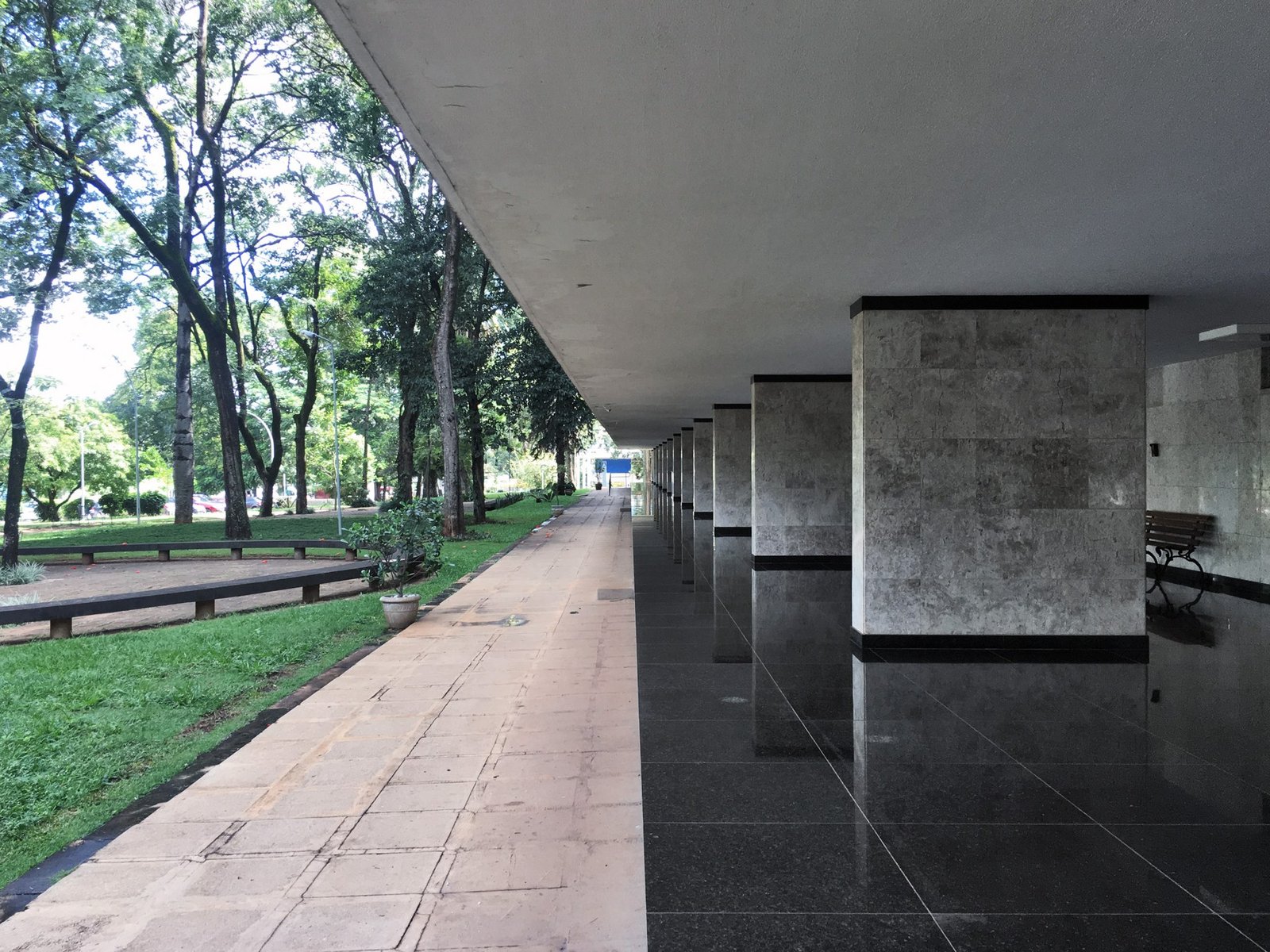 Pilotis de bloco residencial em superquadra de Brasília, com área verde ao lado