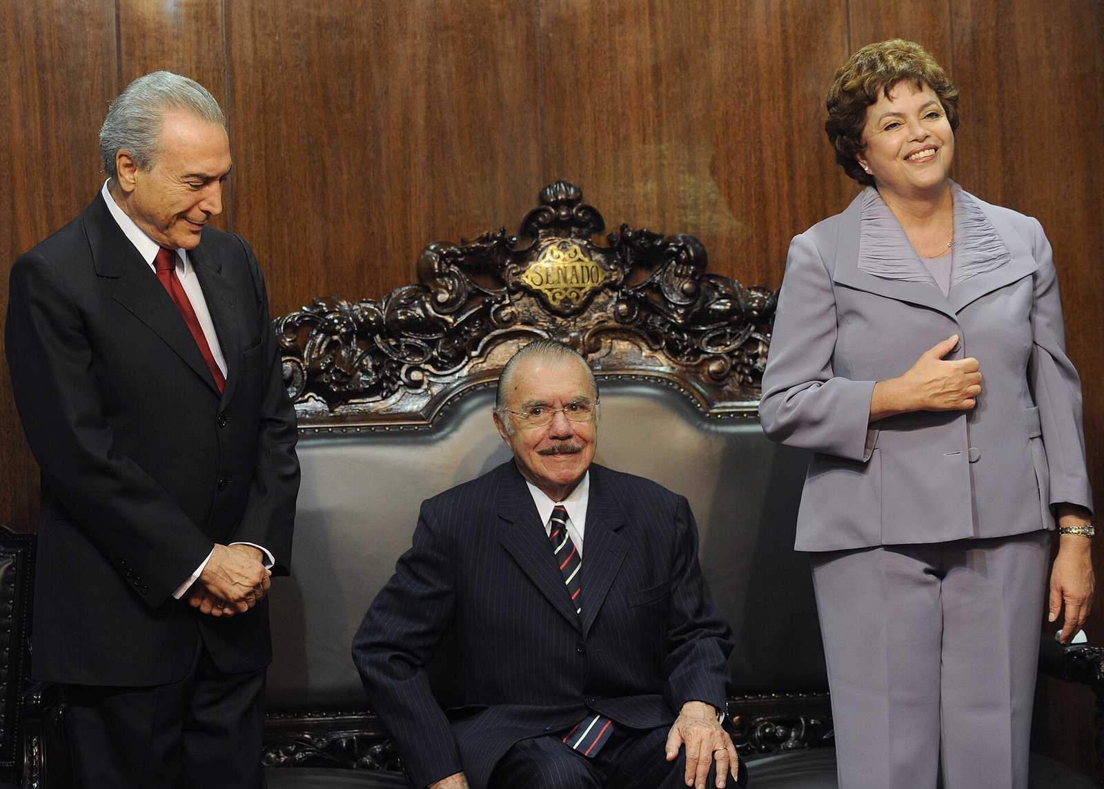 José Sarney sentado na cadeira da presidência do Senado entre Michel Temer e Dilma Rousseff em 2010