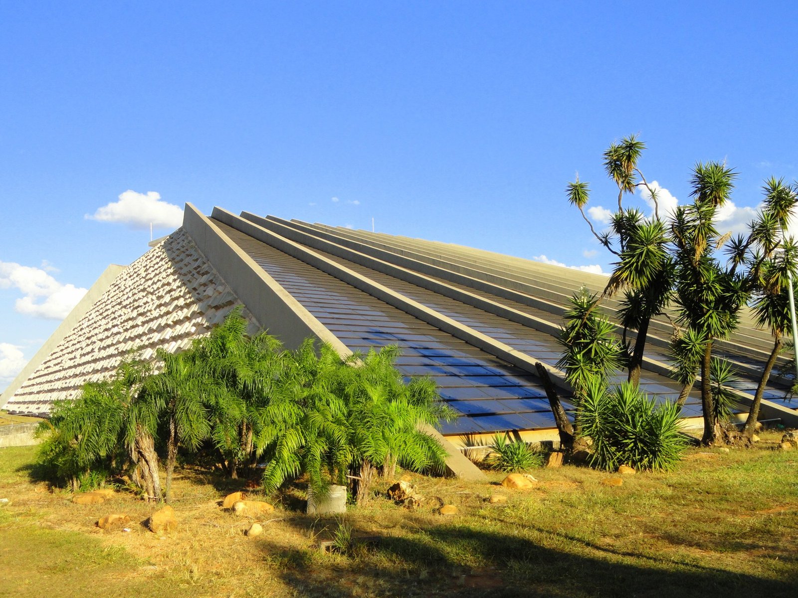 Fachada em formato de pirâmide do Teatro Nacional Cláudio Santoro, em Brasília, em foto de arquivo
