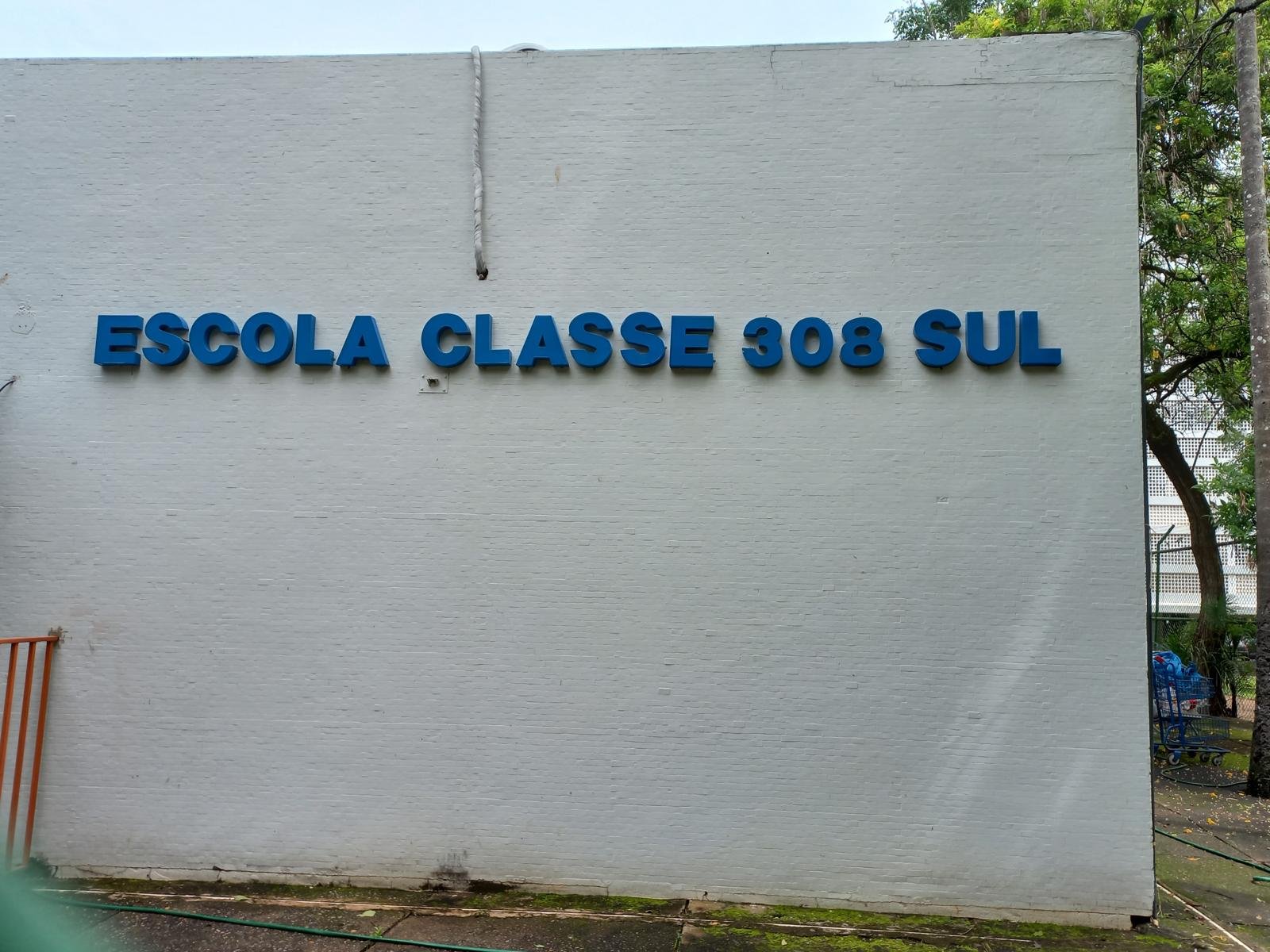 Fachada da Escola Classe 308 Sul, escola pública de Brasília, com o nome da escola na parede