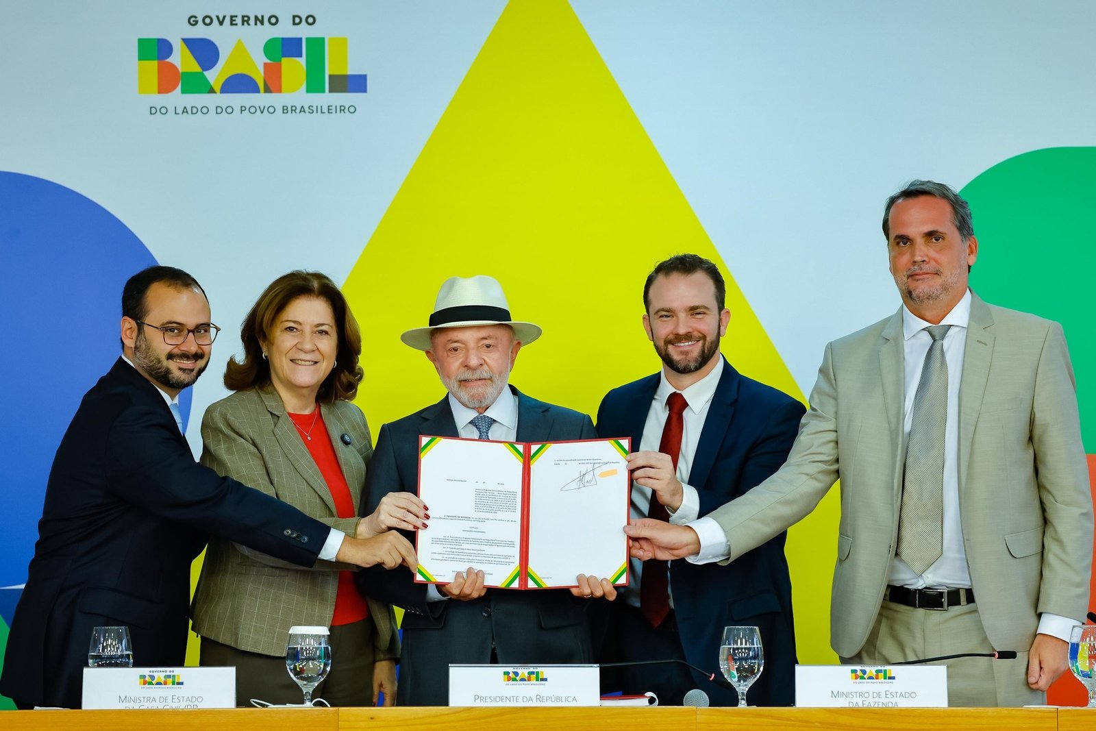 Lula e ministros exibem a medida provisória do Novo Desenrola Brasil, assinada em maio de 2026 (foto de arquivo)