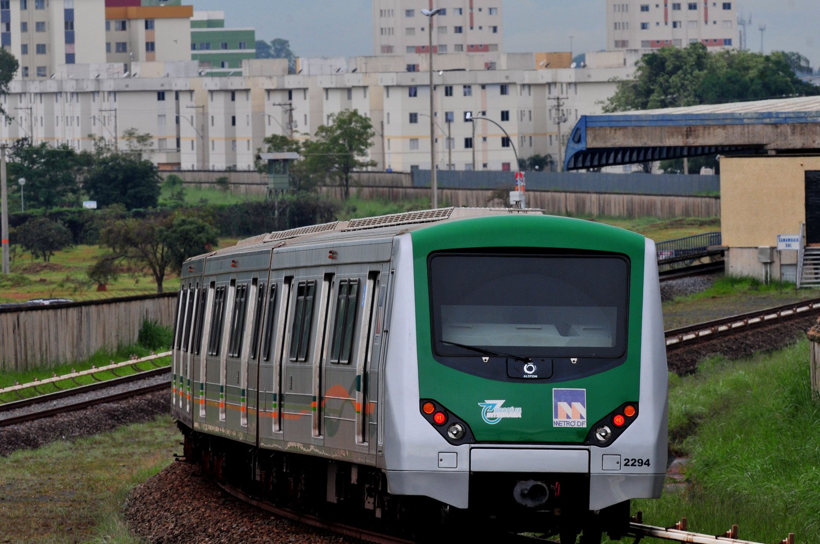 Trem da Série 2000 do Metrô-DF circulando na região da estação Samambaia