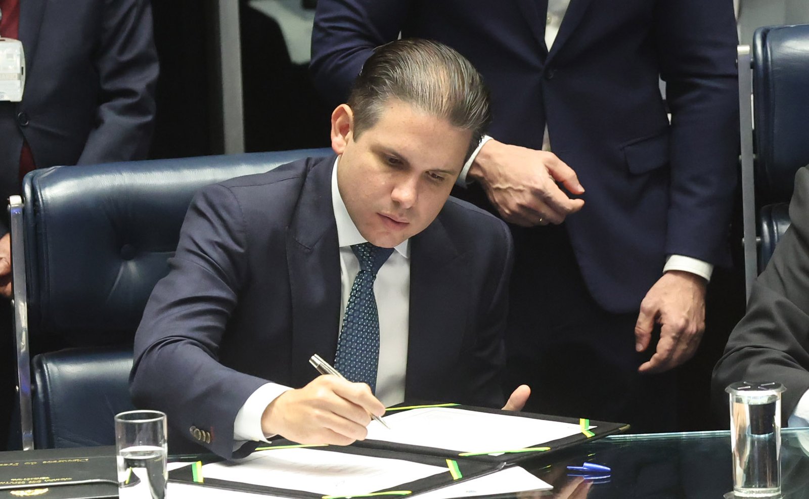 Hugo Motta, presidente da Câmara, assina a Emenda Constitucional 141 em sessão do Congresso