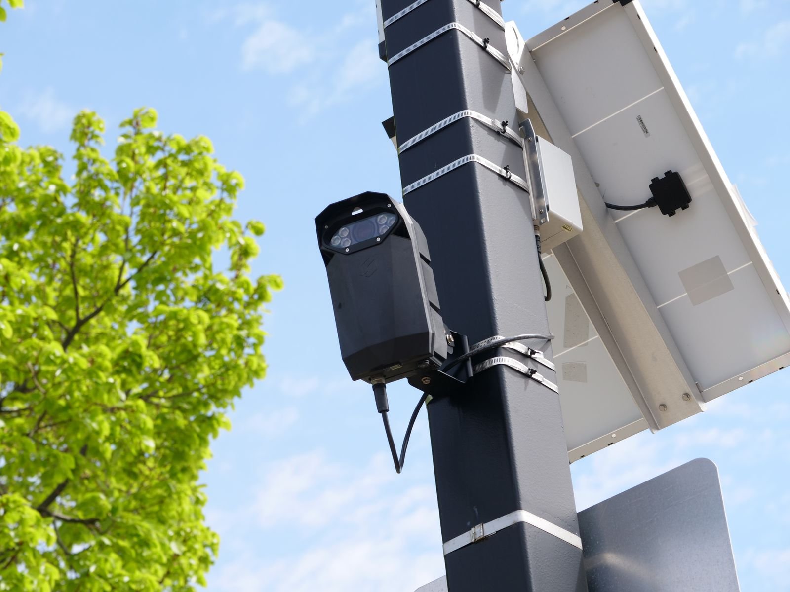 Câmera de fiscalização de trânsito instalada em poste, com painel solar, foto de arquivo