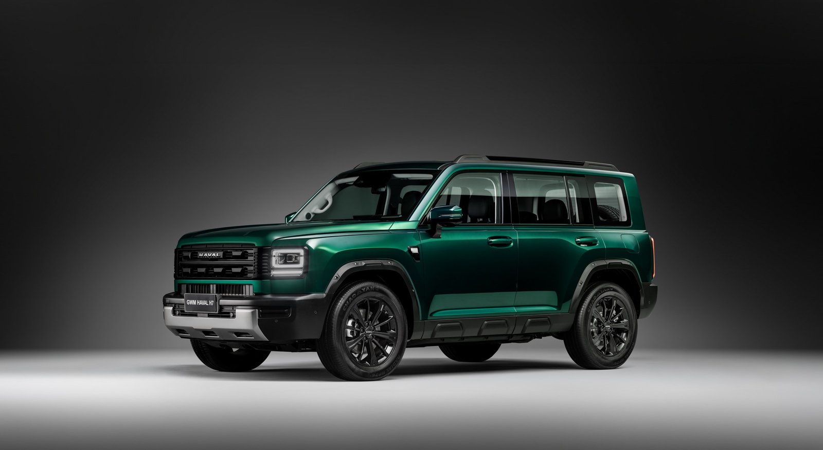 SUV Haval H7 verde metálico visto em três quartos frontal em estúdio