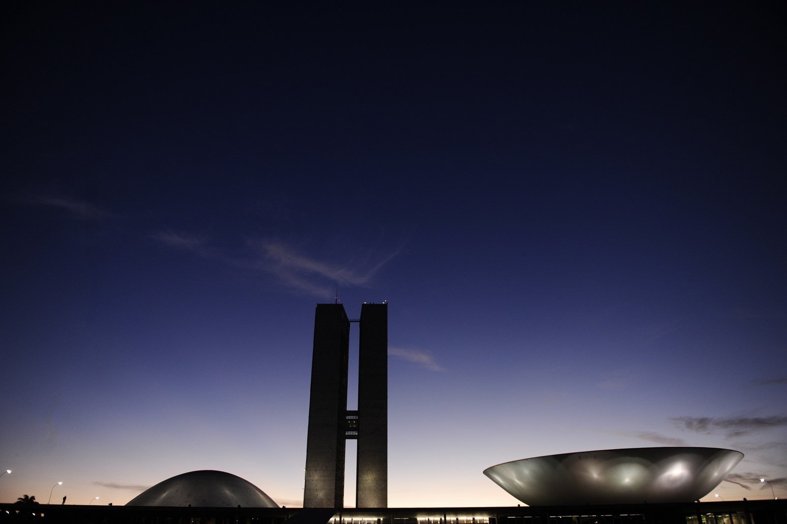 Torres e cúpulas do Congresso Nacional, em Brasília, ao entardecer