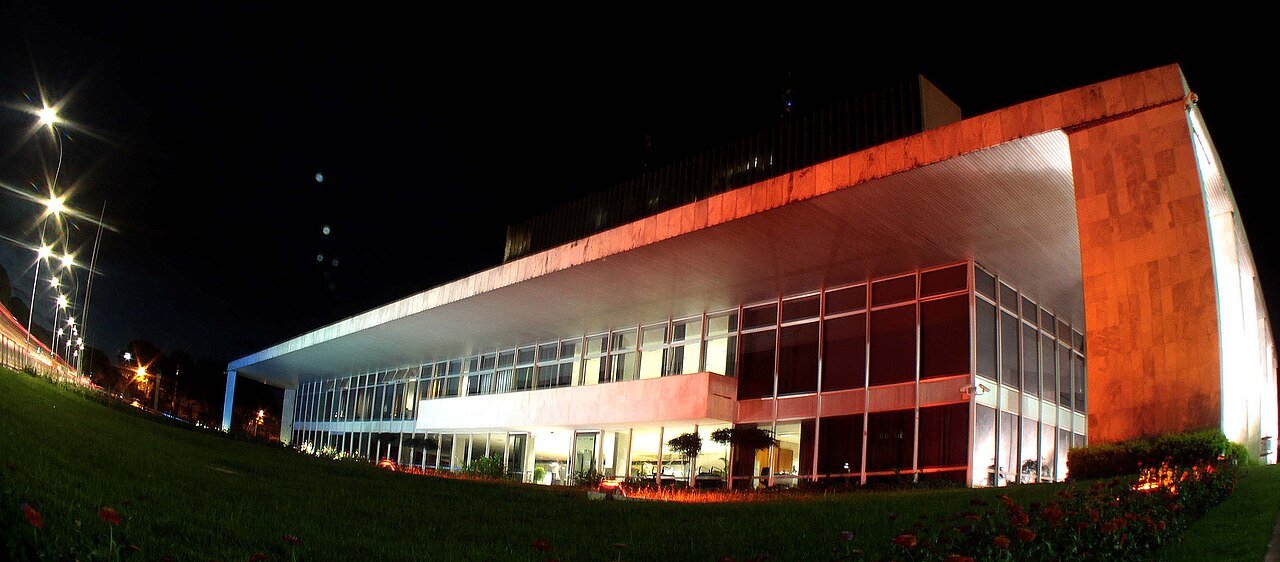 Fachada do Palácio do Buriti, sede do governo do Distrito Federal, iluminada à noite (foto de arquivo)