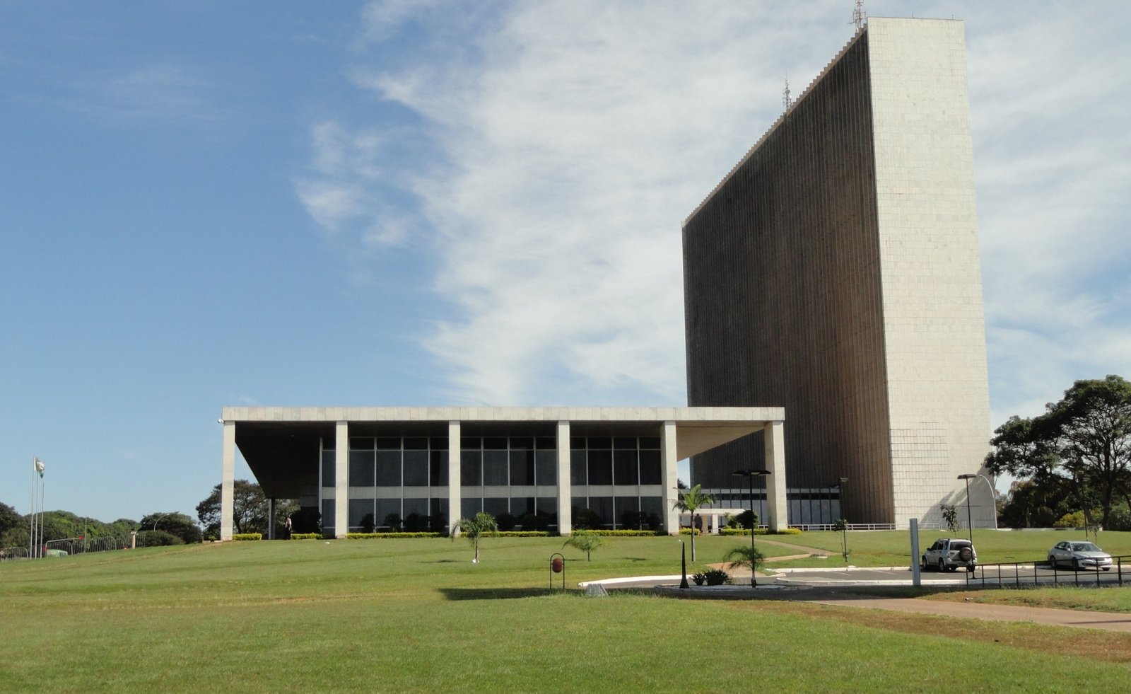 Fachada do Palácio do Buriti, sede do Governo do Distrito Federal, em Brasília, sob céu azul