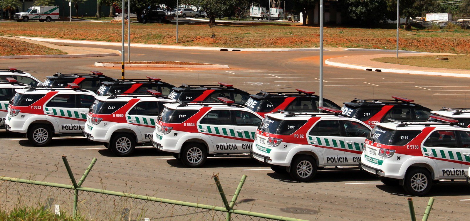 Fila de viaturas da Polícia Civil do Distrito Federal estacionadas, foto de arquivo