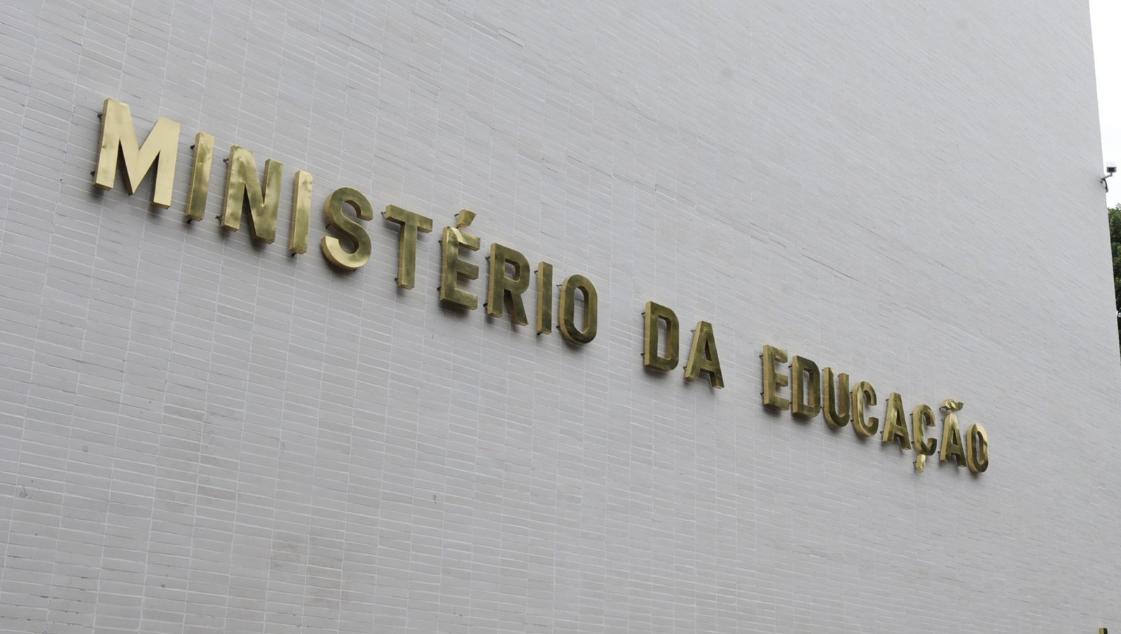 Fachada do Ministério da Educação, em Brasília, com o nome do órgão em letras douradas no muro de tijolos brancos