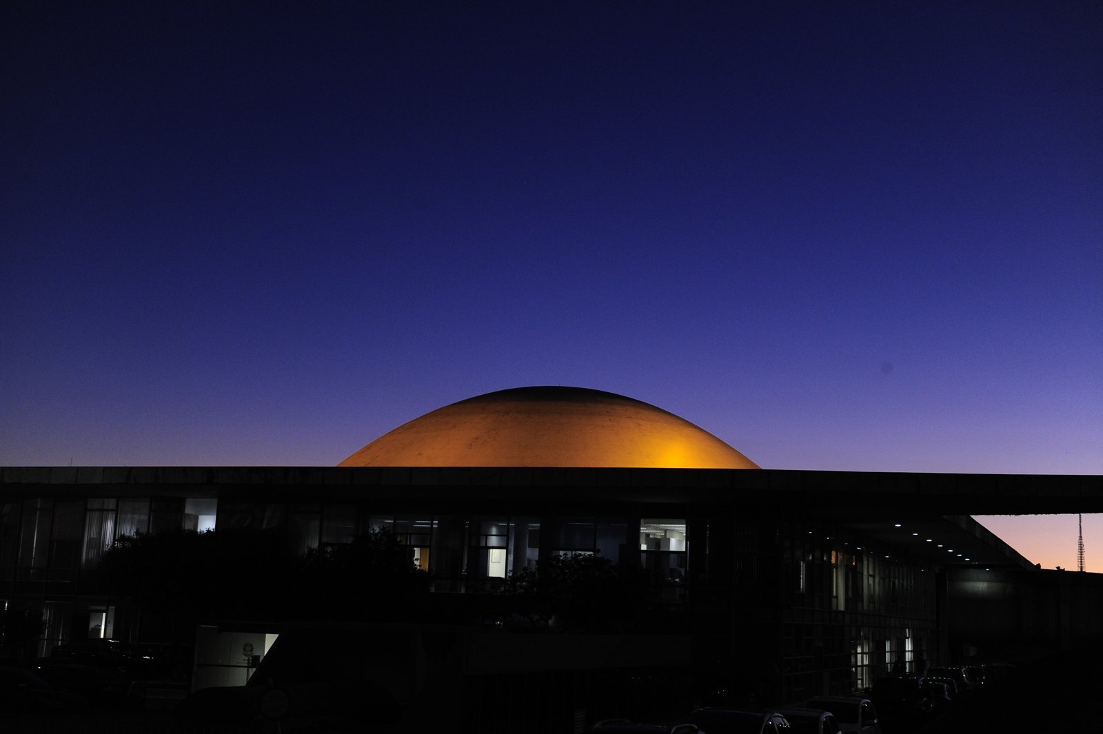 Cúpula do Senado Federal iluminada ao entardecer, em Brasília
