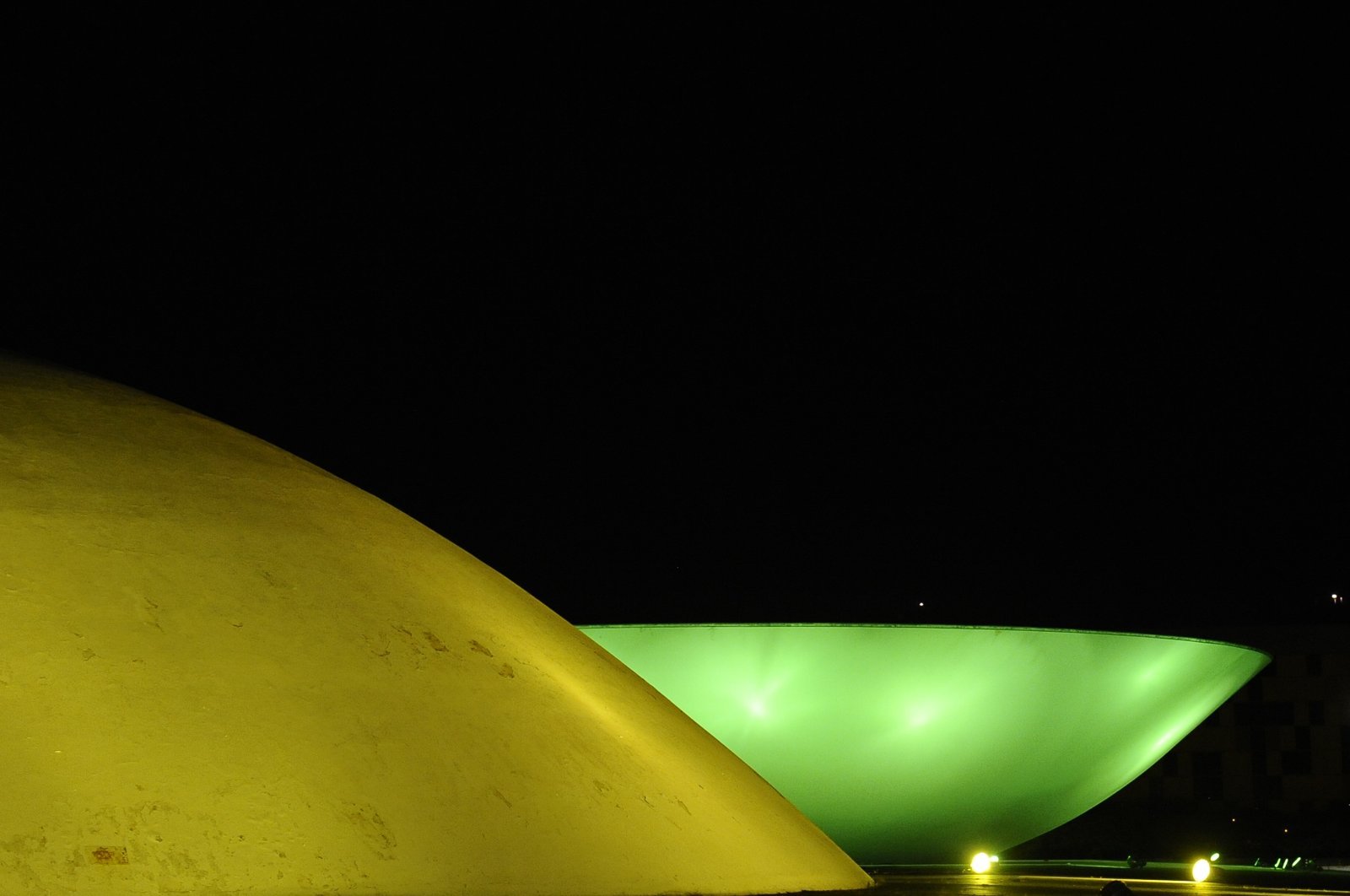 Cúpulas do Senado e da Câmara iluminadas à noite, no Congresso Nacional