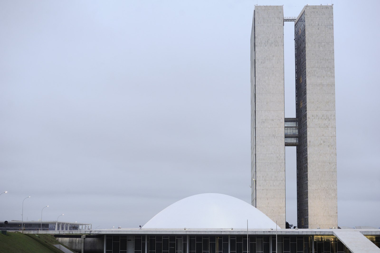 Cúpula do Senado e as torres do Congresso Nacional, em Brasília, sob céu nublado