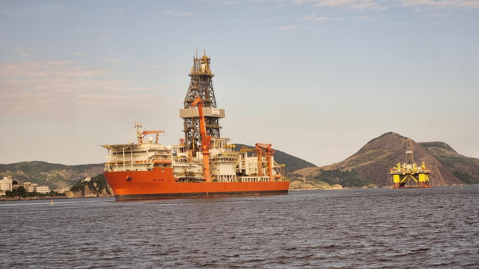 Navio-sonda de perfuração Tidal Action, a serviço da Petrobras, em foto de arquivo próxima a Niterói