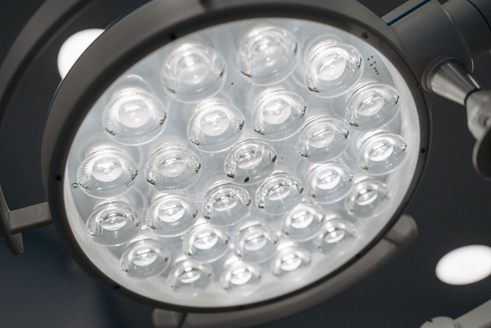 Refletor de centro cirúrgico com vários focos de luz LED (foto ilustrativa)