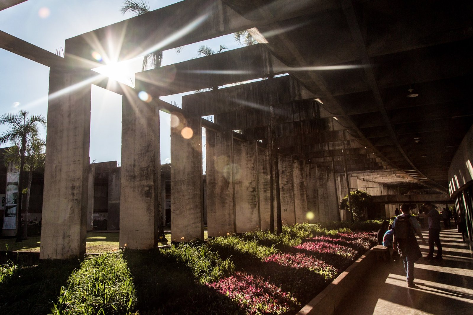 Estudantes circulam sob as colunas de concreto do Instituto Central de Ciências, na UnB, em Brasília