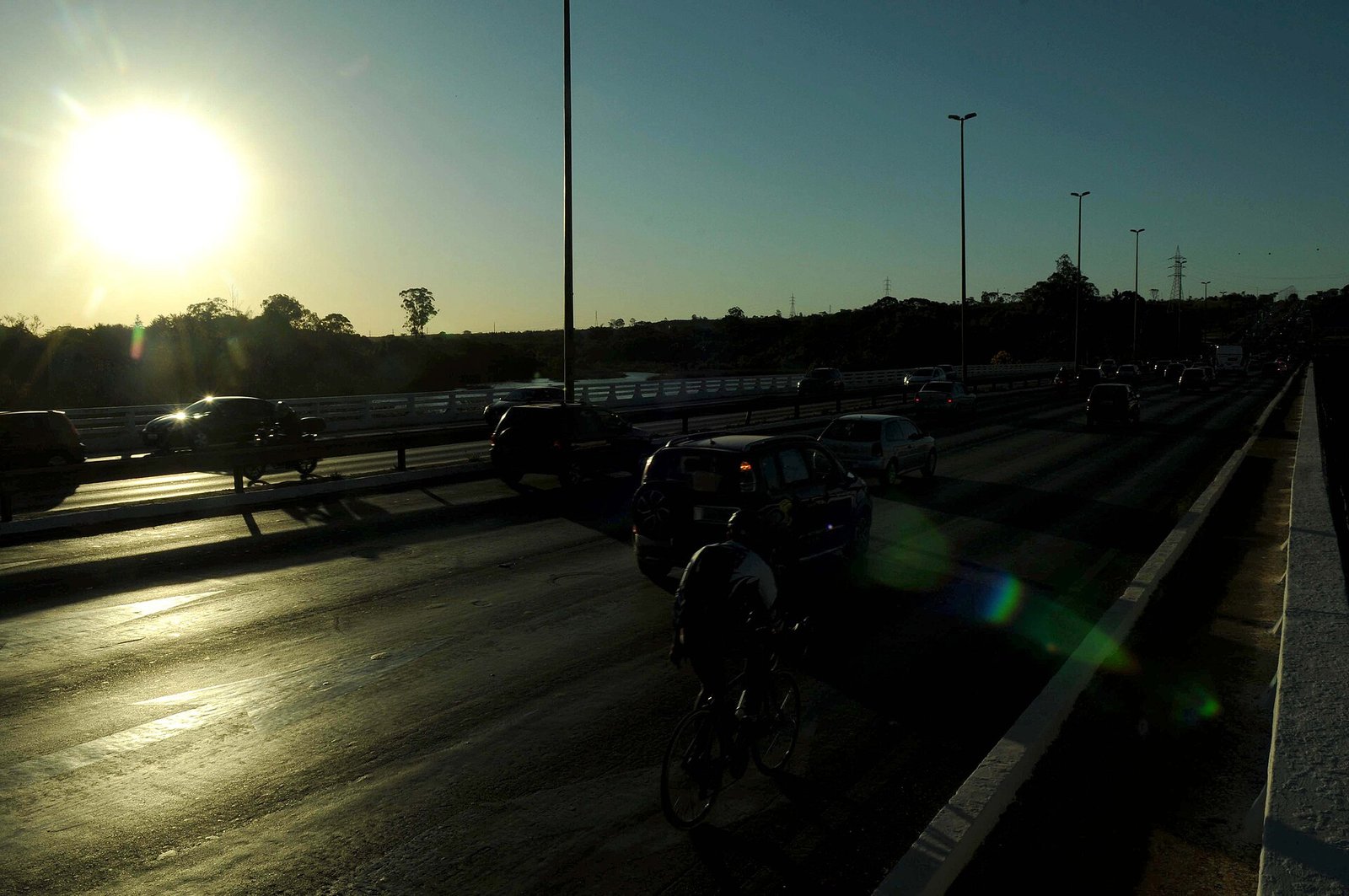 Trânsito na Ponte do Bragueto, em Brasília, ao pôr do sol