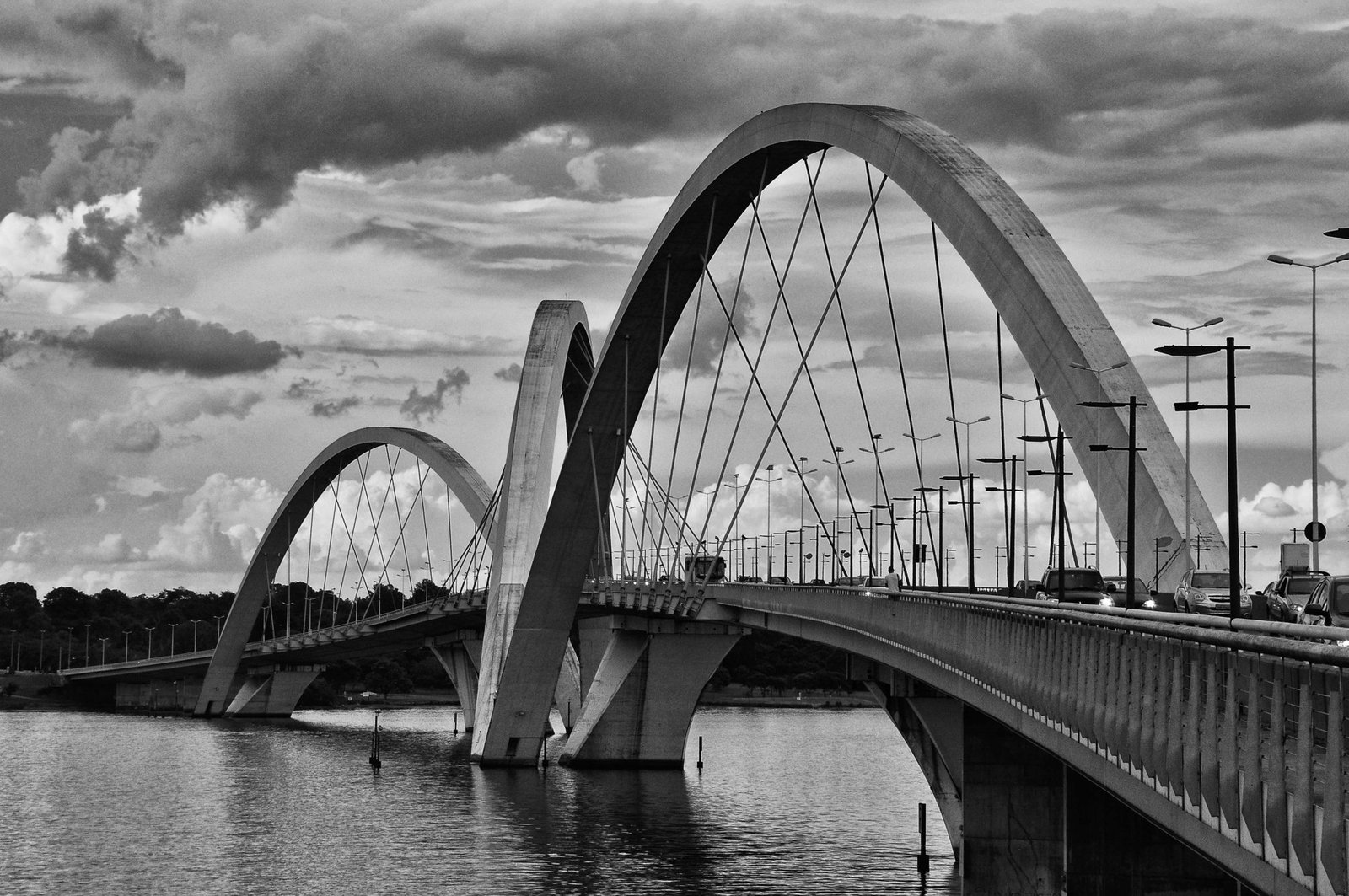 Ponte JK, em Brasília, vista de um dos acessos, com os arcos de concreto sobre o Lago Paranoá em foto em preto e branco