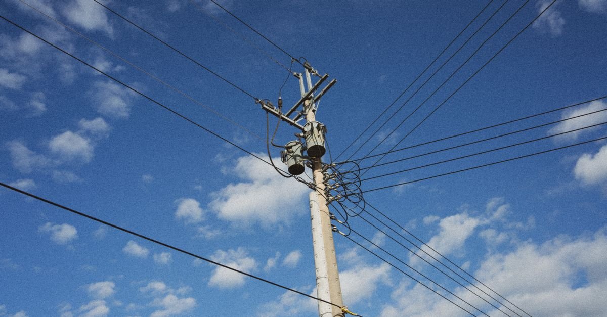 Poste com transformadores e fios de energia elétrica contra o céu azul (foto ilustrativa, não é do local do acidente)
