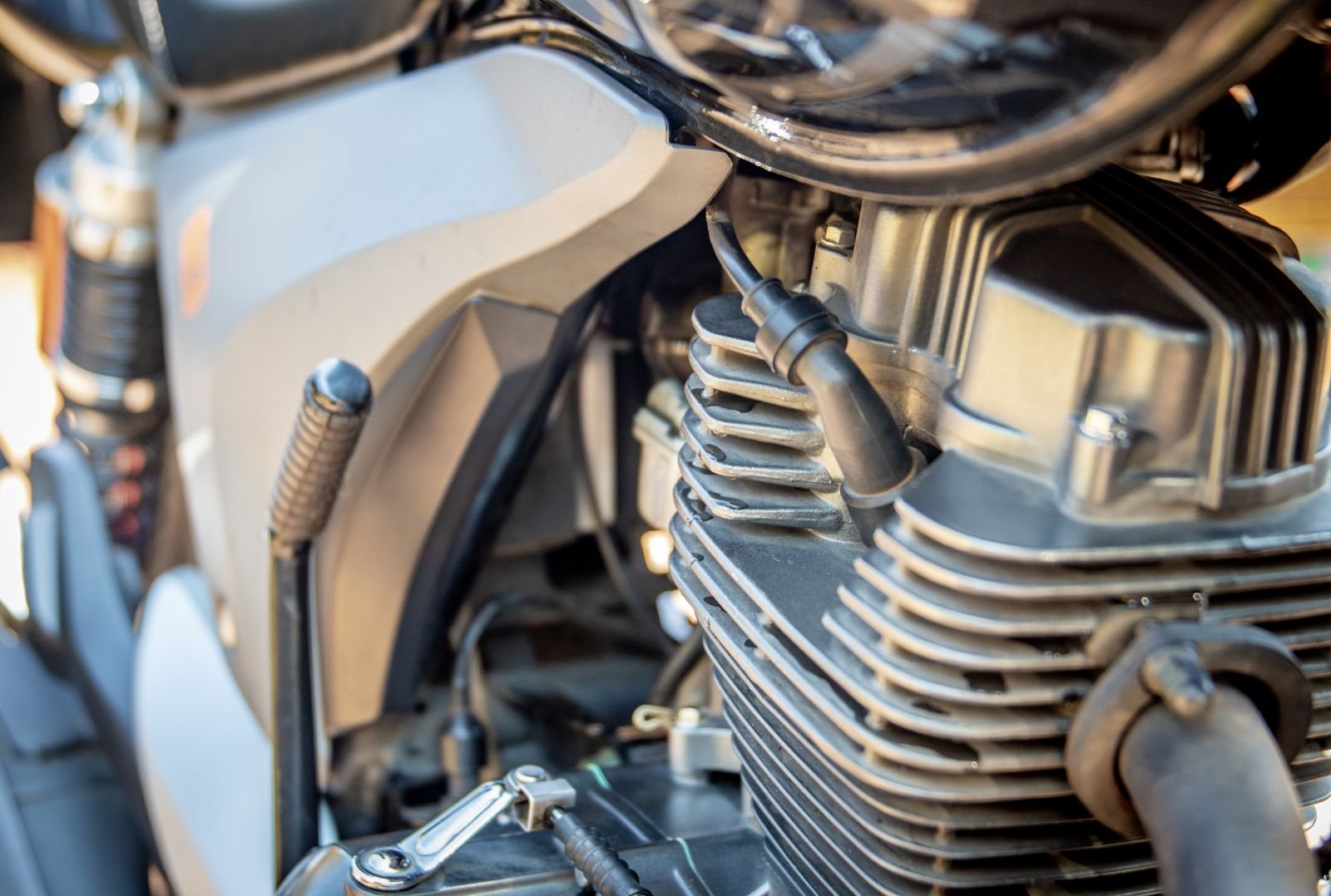 Detalhe do motor e do cilindro de uma motocicleta de baixa cilindrada