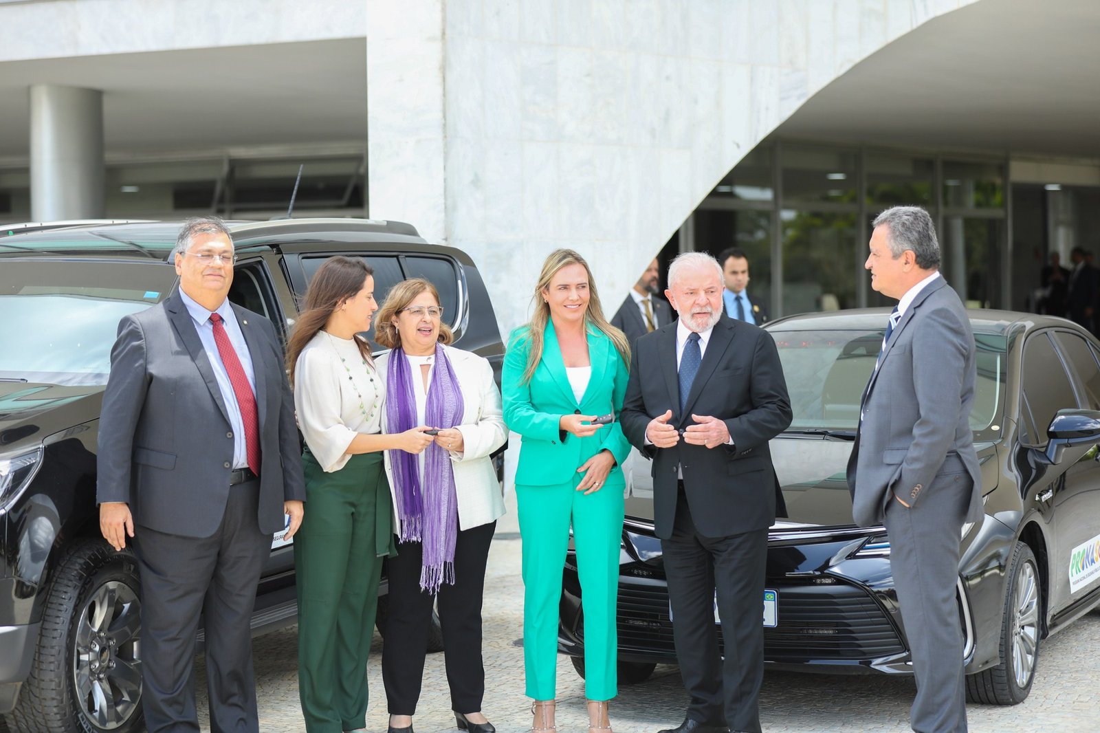 Celina Leão, de terninho verde, conversa com o presidente Lula e ministros diante de carros oficiais no Palácio do Planalto; foto de arquivo de 2023