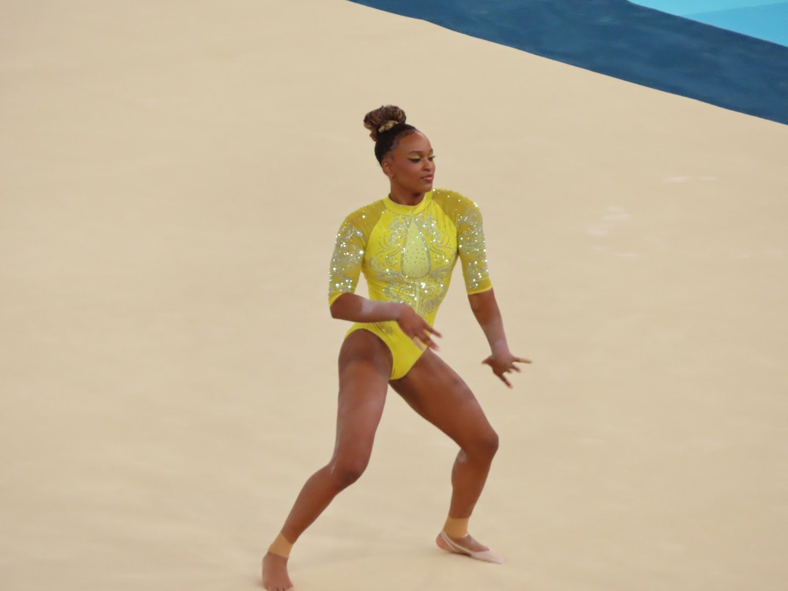 Rebeca Andrade, de collant amarelo, durante apresentação de solo nos Jogos Olímpicos de Paris 2024 (foto de arquivo)