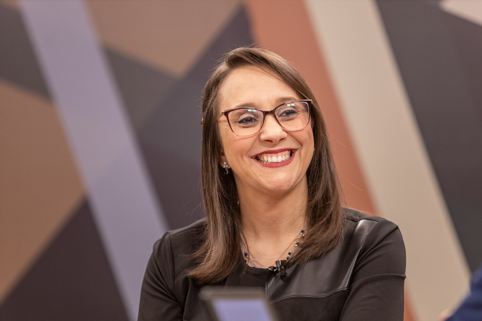 A deputada federal Renata Abreu sorri durante entrevista em estúdio, em foto de arquivo